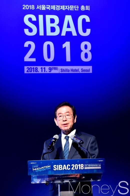 [머니S포토] SIBAC 총회, 참석자들과 인사 나누는 박원순 - 머니S