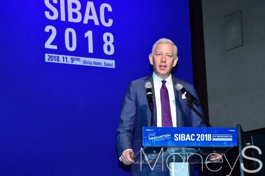 [머니S포토] SIBAC 총회, 참석자들과 인사 나누는 박원순 - 머니S