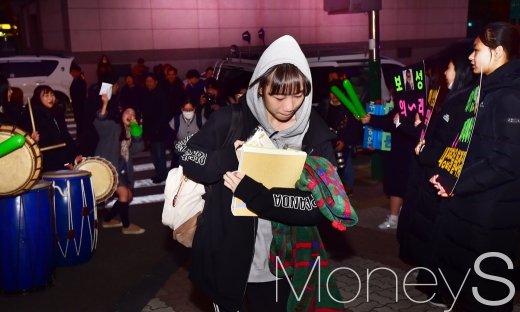 2019학년도 대학수학능력시험(수능) 당일인 15일 서울 중구 이화여자외국어고등학교에 마련된 고사장으로 수험생들이 응원을 받으며 들어서고 있다./사진=임한별 기자