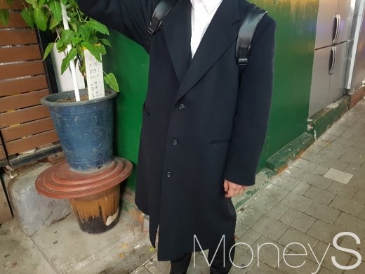 동묘 구제시장에서 롱코트를 구입한 정일률씨 모습./사진=김정훈 기자