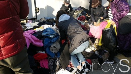 옷무덤에서 옷을 고르는 사람./사진=김정훈 기자