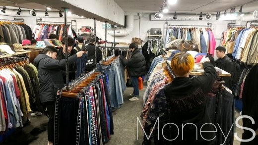동묘 구제시장 빈티지샵 내부 모습./사진=김정훈 기자