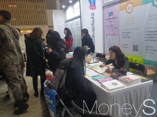 취업상담을 받고 있는 고등학생./사진=심혁주 기자