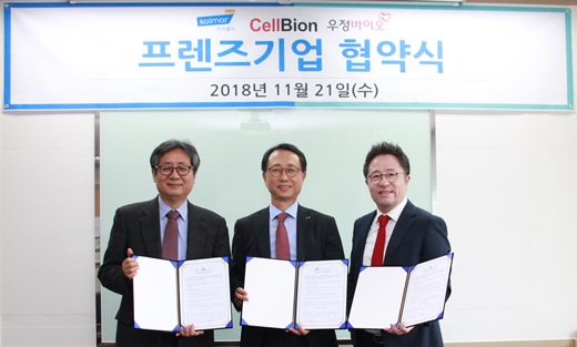 왼쪽부터 김권 셀비온 대표, 이호경 한국콜마 대표, 천병년 우정바이오 대표가 21일 ‘비임상 및 임상시험용 원료 및 제품 생산을 위한 3자 MOU’를 체결한 뒤 기념촬영을 하고 있다. /사진=한국콜마