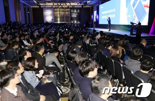 이승건 토스 대표가 지난 20일 서울 콘래드호텔에서 열린 2018 핀테크 컨퍼런스에서 기조연설을 하고 있다./사진=뉴스1DB