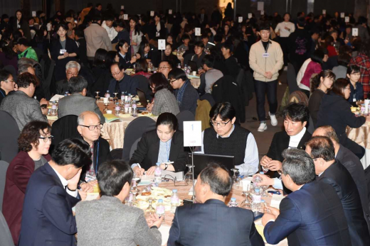 ▲ 수원시, '수원시 남북교류협력을 위한 300인 원탁토론'. / 사진제공=수원시