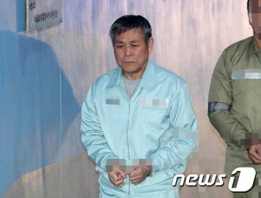신도 성폭행 혐의로 구속된 이재록 만민중앙성결교회 목사가 22일 오전 서초구 서울중앙지법에서 열린 상습준강간 등 혐의 선고 공판에 출석하고 있다. /사진=뉴스1