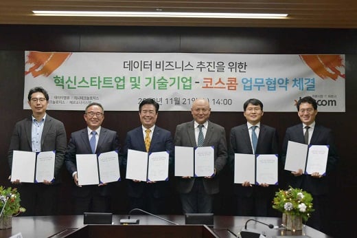 지난 21일 코스콤 여의도 본사에서 (사진 왼쪽부터)유승재 페르소나 대표이사, 이재학 데이타밸류 대표이사, 정지석 코스콤 대표이사, 임종혁 H20 대표이사, 이영욱 Genie 대표이사, 김형식 Qraft 대표이사가 공동으로 업무협약식을 진행했다. / 사진=코스콤