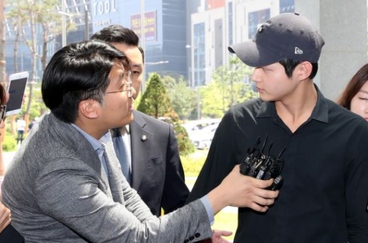 배우 이서원이 동료 여성연예인을 강제 추행 및 특수 협박 혐의로 지난 5월 서울 송파구 서울동부지검에 출석하며 취재진을 바라보고 있다. /사진=뉴시스
