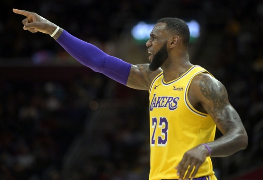 22일 (한국시간) 미국 오하이오 주 클리블랜드 퀵큰 론즈 아레나에서 열린 2018-2019 NBA(미국프로농구) 정규 시즌 원정경기에서 친정팀 클리블랜드 캐벌리어스를 상대로 32득점을 올린 LA 레이커스의 포워드 르브론 제임스. /사진=로이터