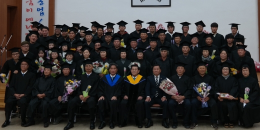 ▲22일 강화군 농업기술센터 풍년홀에서 '20기 강화군농업대학 및 대학원 졸업식'이 개최됐다. / 사진제공=강화군청