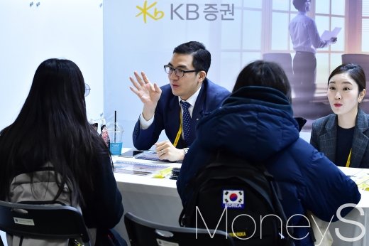 '2018 제2차 KB굿잡 우수기업 취업박람회'가 21일 인천광역시 연수구 송도 컨벤시아에서 개최된 가운데 취준생들이 부스에서 채용 관련 설명을 듣고 있다./사진=임한별 기자