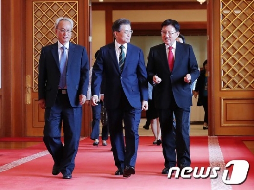 문재인 대통령과 문성현 경제사회노동위원회 위원장(왼쪽)./사진=뉴스1(청와대 제공)