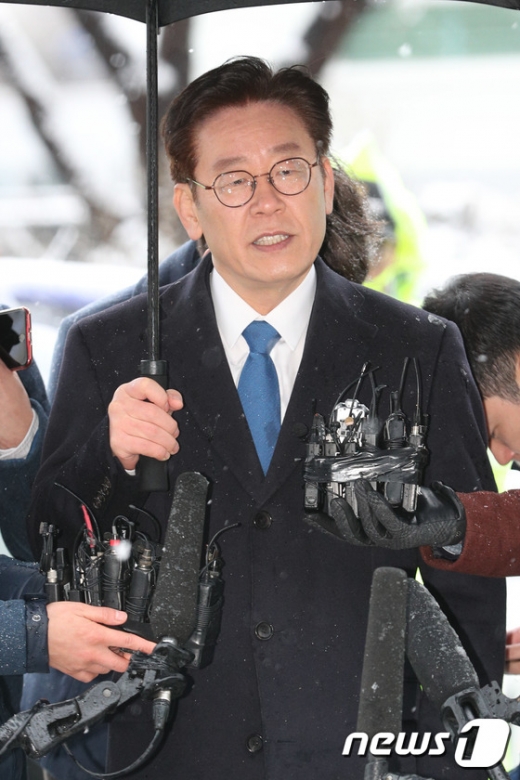 이재명 경기도지사가 24일 오전 경기도 성남시 수원지방검찰청 성남지청에 피의자 신분으로 출석해 취재진들의 질문에 답하고 있다. 이 지사는 성남시장이던 지난 2012년 당시 보건소장 등 시 소속 공무원들에게 친형에 대한 강제입원을 지시하는 등 혐의를 받고 있다. /사진=뉴스1