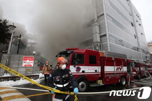 24일 오전 서울 서대문구 충정로3가에 위치한 KT 아현지사에서 화재가 발생, 현장에 출동한 소방관들이 진화 작전을 펼치고 있다. /사진=뉴스1