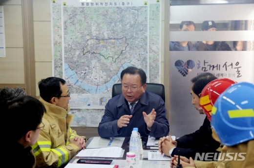 김부겸 행정안전부 장관이 24일 서울 서대문구 충정로 KT 통신국 화재현장을 방문, 상황을 보고 받은 후 화재진압과 통신망복구에 최선을 다할 것을 당부하고 있다. /사진=뉴시스(행정안전부 제공)