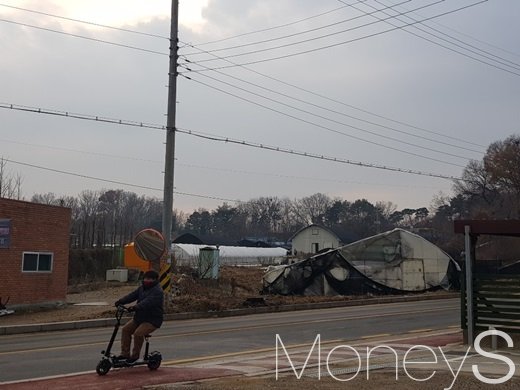 한 시민이 전동킥보드를 타고 이동하고 있다. /사진=류은혁 기자