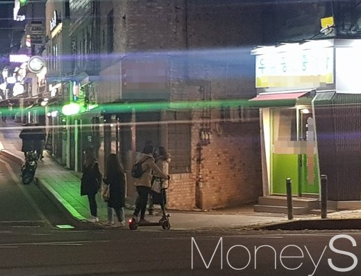 한 시민이 인도에서 전동킥보드를 타고 있다./사진=심혁주 기자