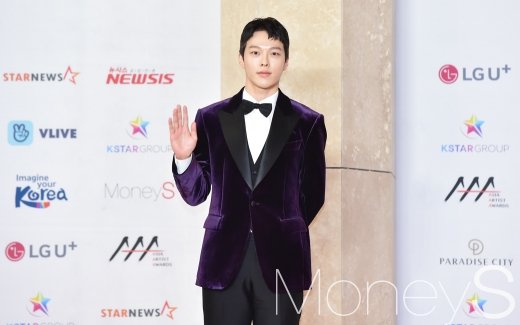 [머니S포토] AAA 장기용, '훈남의 손인사'
