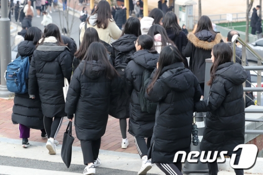 지난달 21일 급격히 추워진 날씨에 롱패딩을 입은 학생들. /사진=뉴스1 