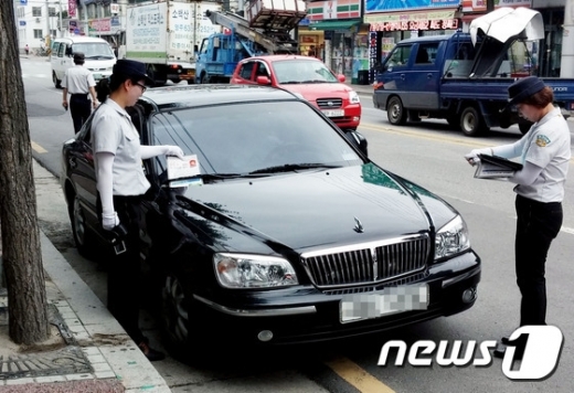 단속요원들이 불법 주정차를 단속하고 있다./사진=뉴스1