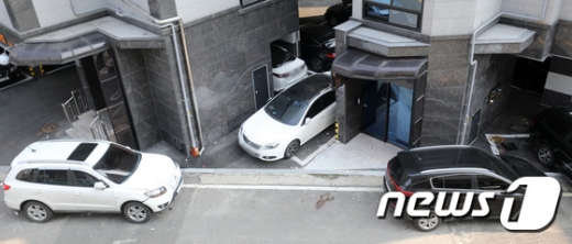 경기도 수원시 영통구 매탄동 일대 원룸촌 주변 골목에 차량들이 주차돼 있다. 수원 일대 원룸촌 곳곳 이면도로에 무분별한 주정차로 인해 통행 불편으로 민원이 계속되고 있다./사진=뉴스1