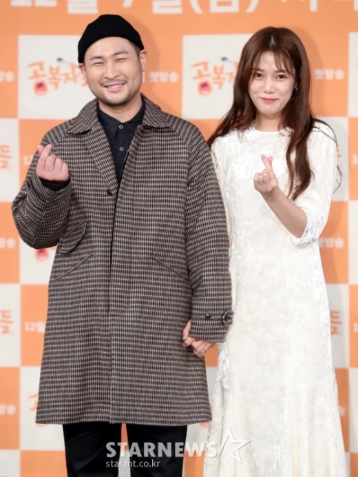 그룹 에픽하이 미쓰라(왼쪽)와 배우 권다현이 6일 오전 서울 마포구 상암동 MBC에서 열린 예능프로그램 '공복자들' 제작발표회에서 포즈를 취하고 있다. /사진=스타뉴스