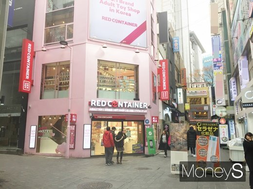 지난 4일 오후 외국인관광객들이 레드컨테이너 명동점을 구경하고 있다./사진=강영신 기자