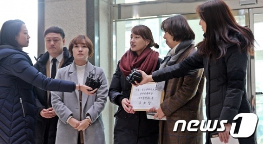 차미경, 안서연 한국여성변호사회 변호사와 정혜민 브리지임팩트 성교육상담센터장, 김디모데 예하운 선교회 목사는 10일 오전 11시 인천지방경찰청에 피해를 주장하는 여신도 4명에 대한 고소장을 접수하고 있다. /사진=뉴스1