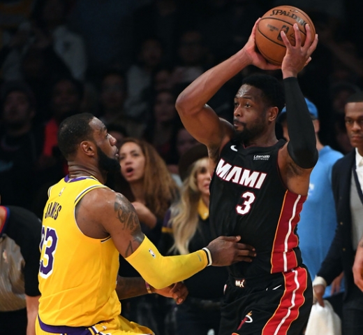 11일(한국시간) 미국 캘리포니아 주 로스앤젤레스 스테이플스 센터에서 열린 2018-2019 NBA 정규시즌 LA 레이커스와 마이애미 히트 경기에서 사실상의 마지막 맞대결을 펼친 르브론 제임스(왼쪽)와 드웨인 웨이드 ./사진=로이터