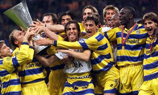 1998-1999시즌 유로파 리그(당시 UEFA 컵) 우승을 차지한 파르마 선수단. '세리에 7공주' 일원이었던 파르마는 뛰어난 전력을 앞세워 세계 축구 무대를 호령했다. /사진=로이터