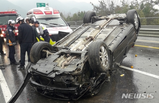 지난 11일 오전 전남 화순군 이양면 도로에서 한 차량이'블랙아이스'로 인해 전복되는 사고가 발생했다. /사진=뉴시스
