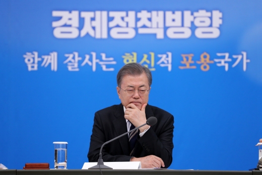 문재인 대통령이 17일 청와대 충무실에서 열린 확대경제장관회의에서 홍남기 경제부총리 겸 기획재정부 장관의 2019년 경제정책방향 안건 보고를 듣고 있다. / 사진=뉴시스 박진희 기자