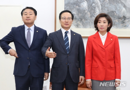 17일 서울 여의도 국회 운영위원장실에서 만난 김관영 바른미래당·홍영표 더불어민주당·나경원 자유한국당 원내대표./사진=뉴시스 고승민 기자