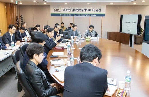이병래 한국예탁결제원 사장(앞테이블 가운데)이 업무연속성계획(BCP) 상황실에서 전산 복구 상황을 점검하고 있다. / 사진=한국예탁결제원