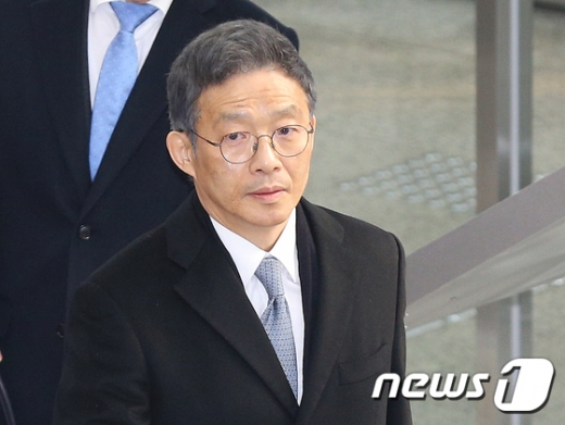 서지현 검사를 성추행하고 인사상 불이익을 준 의혹을 받는 안태근 전 검사장이 17일 오후 서울 서초동 서울중앙지방법원에서 열린 직권남용권리행사방해 등 6차 공판에 출석했다./사진=뉴스1 신웅수 기자 