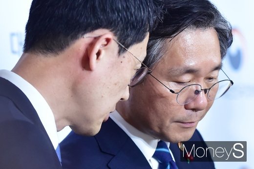 [머니S포토] 귀엣말 나누는 성윤모 장관