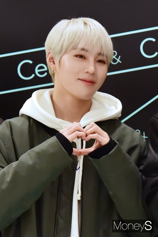 [머니S포토] 워너원 하성운, '워너블 보고 있나요?'