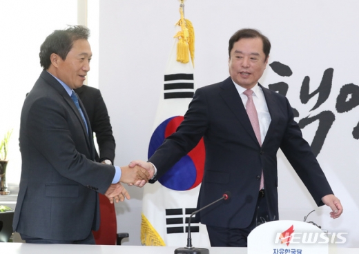 바른미래당을 탈당하고 자유한국당에 입당할 예정인 이학재 의원(왼쪽)이 18일 오전 서울 영등포구 여의도 국회에서 김병준 자유한국당 비상대책위원장과 간담회를 가졌다./사진=뉴시스 박영태 기자