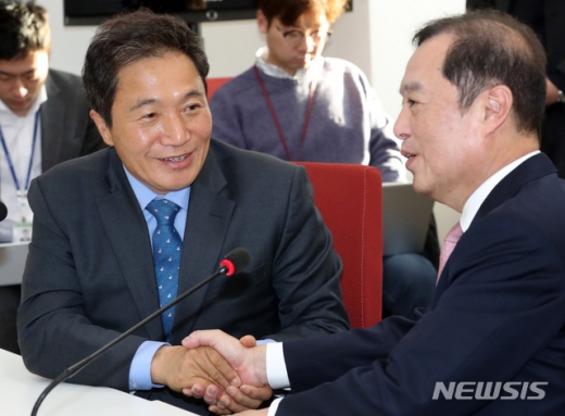 이학재 바른미래당 의원(왼쪽)이 18일 오전 서울 영등포구 여의도 국회에서 김병준 자유한국당 비상대책위원장과 간담회를 가졌다./사진=뉴시스 박영태 기자