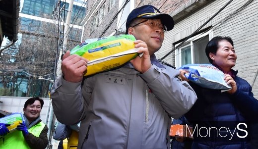[머니S포토] 농협, 경찰청과 함께 연말 봉사활동 실시