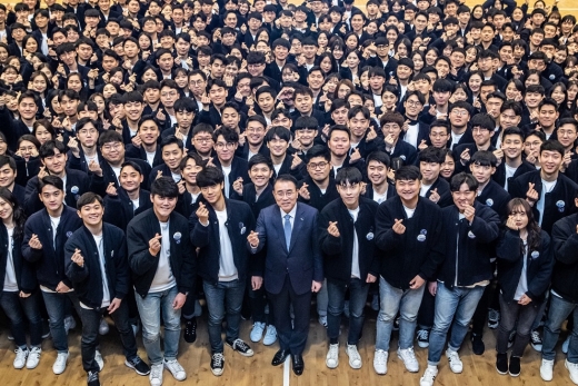 조용병 신한금융그룹 회장(앞줄 가운데)이 18일 경기도 기흥에 위치한 신한은행 연수원에서 각 그룹사에서 하반기 채용한 신입직원들에게 축하와 환영의 인사를 건내고 기념 촬영을 하고 있다./사진=신한금융