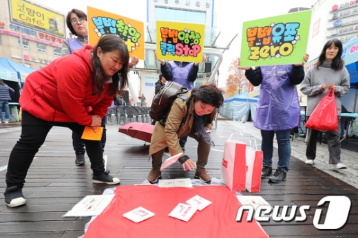 성폭력·가정폭력 추방주간(25일~12월 1일)을 앞두고 지난달 16일 오후 대구 중구 동성로 대구백화점 앞 광장에서 ‘아동·여성이 안전한 세상 만들기’ 캠페인이 열렸다./사진=뉴스1