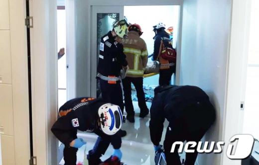 18일 오후 1시14분 고교생 10명이 단체 숙박 중 3명이 사망하고 7명은 의식이 없는 상태로 발견된 강릉의 한 펜션에서 119구조대원들이 환자를 이송하고 있다./사진=뉴스1 (강원도소방본부 제공)