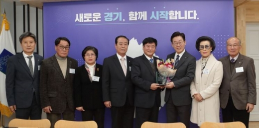 ▲ 9일 오후 경기도청 도지사 집무실에서 이재명(왼쪽 세번째) 경기도지사가 최용덕(왼쪽 네번째) 동두천시장으로부터 감사패를 받고 참석자들과 함께 기념촬영을 하고 있다. / 사진제공=경기도