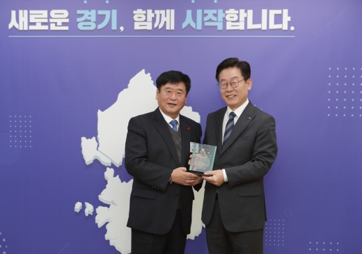 ▲ 이재명 경기도지사(오른쪽)와 최용덕 동두천시장. / 사진제공=경기도