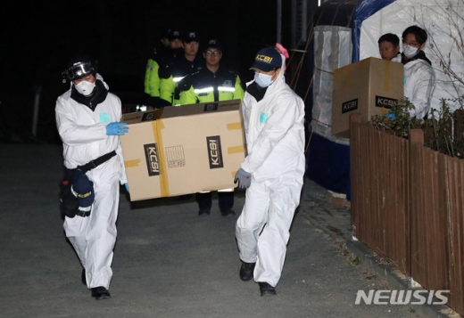 19일 오후 강원 강릉시 가스중독 사고가 발생한 펜션에서 국과수 관계자들이 현장감식을 진행하며 보일러를 해체해 옮기고 있다. /사진=뉴시스