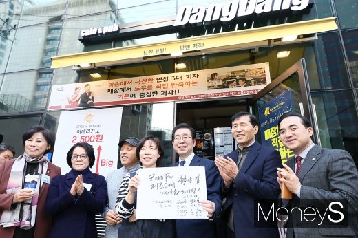 [머니S포토] 제로페이 시범서비스 첫날