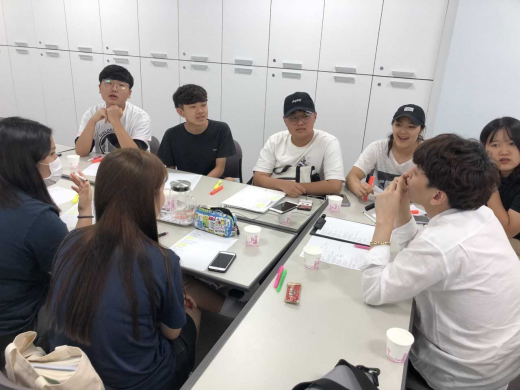▲ 의정부시청소년육성재단 청소년수련관에서 청소년 참여 '2018 경기도 청소년 활동 프로그램 공모사업'에 대해 의논하고 있다. / 사진제공=의정부시 