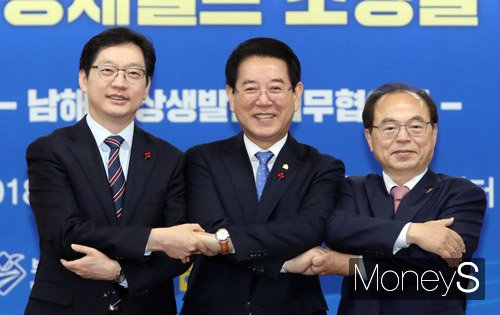 손맞잡은 김경수 경남도지사, 김영록 전남도지사, 오거돈 부산시장 /사진=전남도 제공
